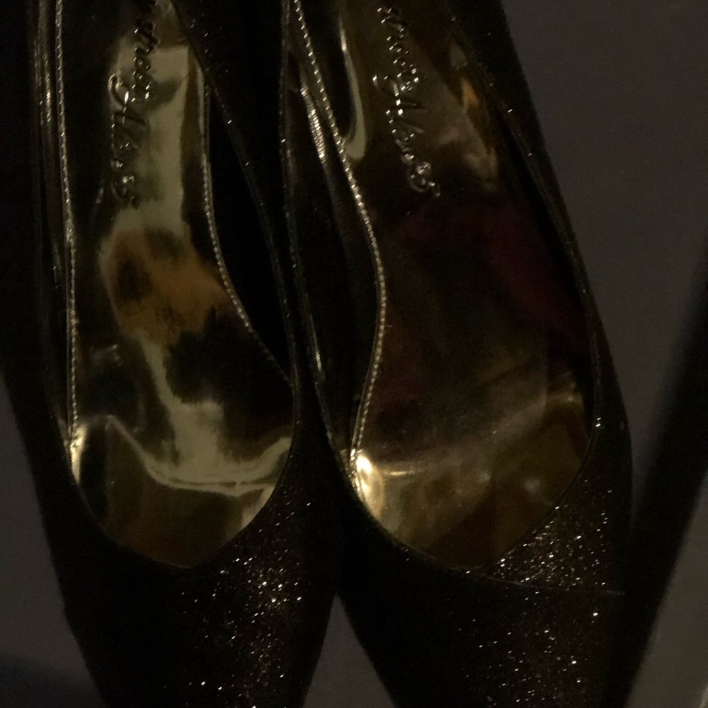 Ladies black pump with sparkles
